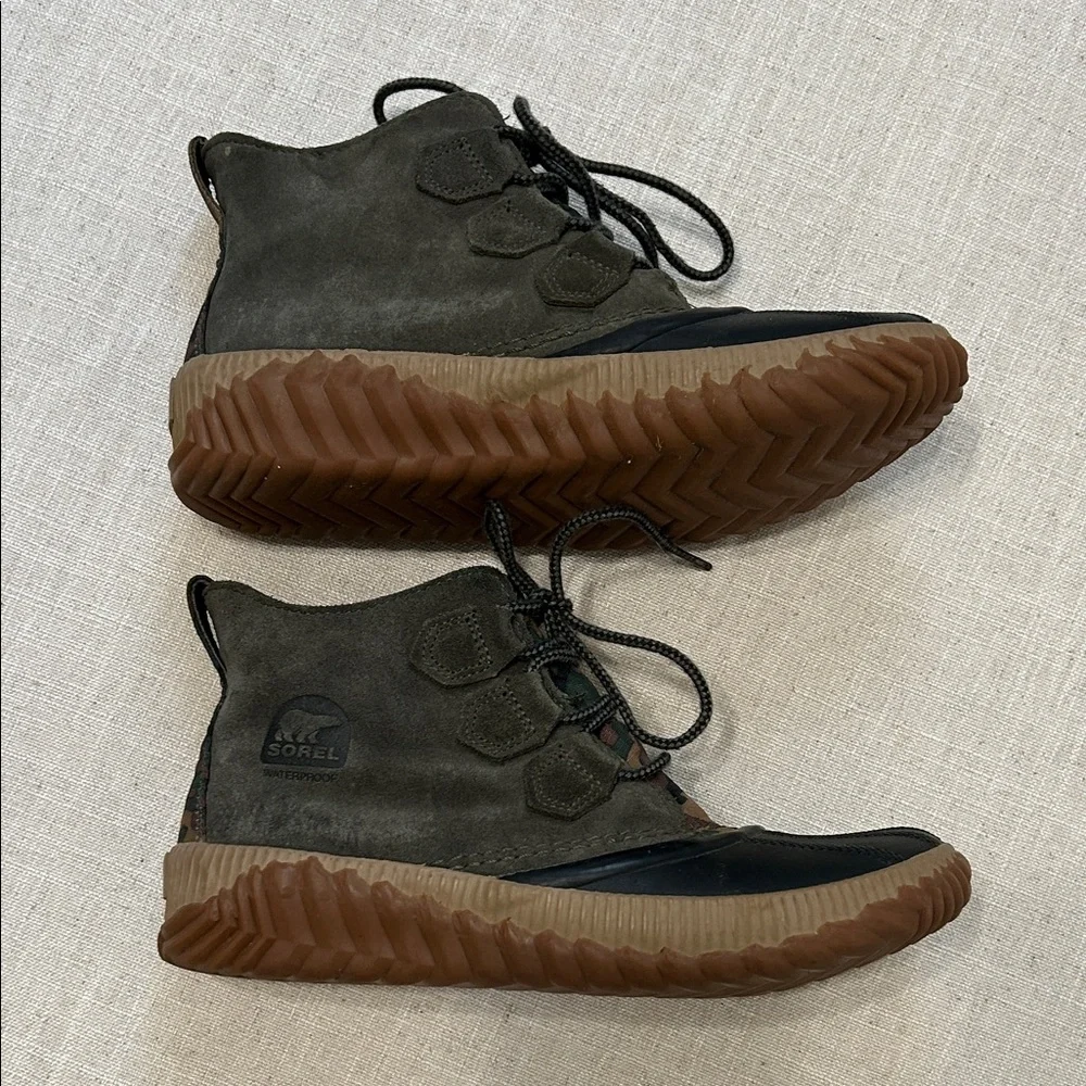 Sorel Out N About Rain Boots Women’s 7.5 Olive Camouflage Suede Ankle Booties